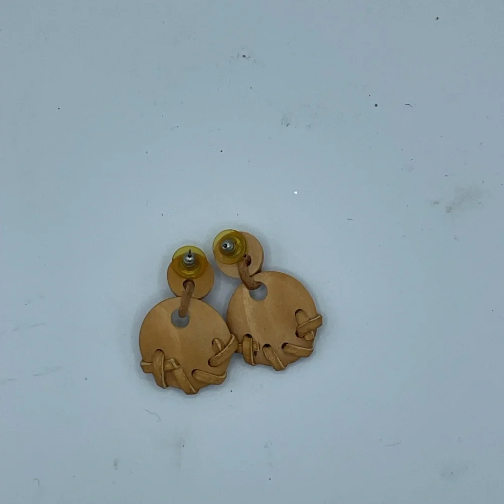 “HANDMADE” ROUND WOOD AND LEATHER ROPE DROP STYLR PIERCED EARRINGS. - Picture 8 of 9